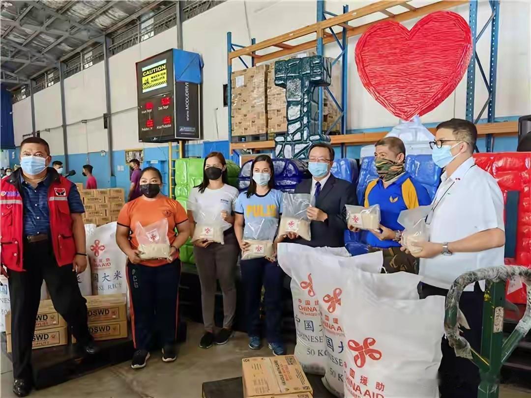 养不熟的白眼狼！中国刚帮菲律宾渡过化肥和油荒，他们的国防部长特奥多罗转头就在香会