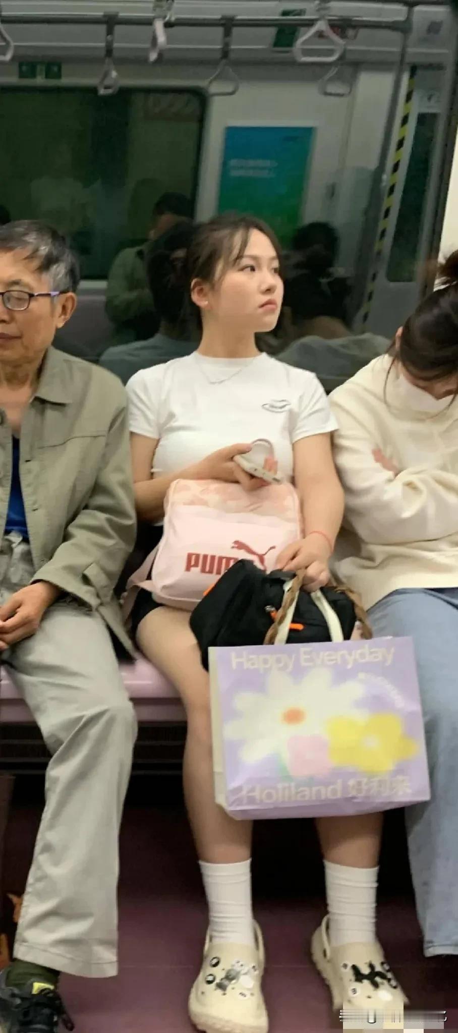不知道在看什么