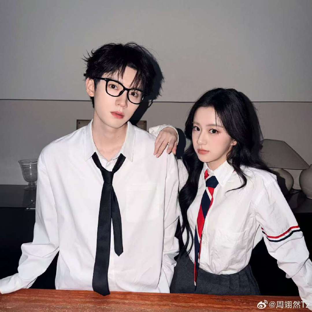 周翊然包上恩校服合拍周翊然包上恩校服合照 周翊然包上恩校服合拍 