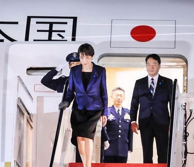 当地时间3月18日晚间，日本首相高市早苗一路风尘仆仆终于抵达了华盛顿。正当她满心