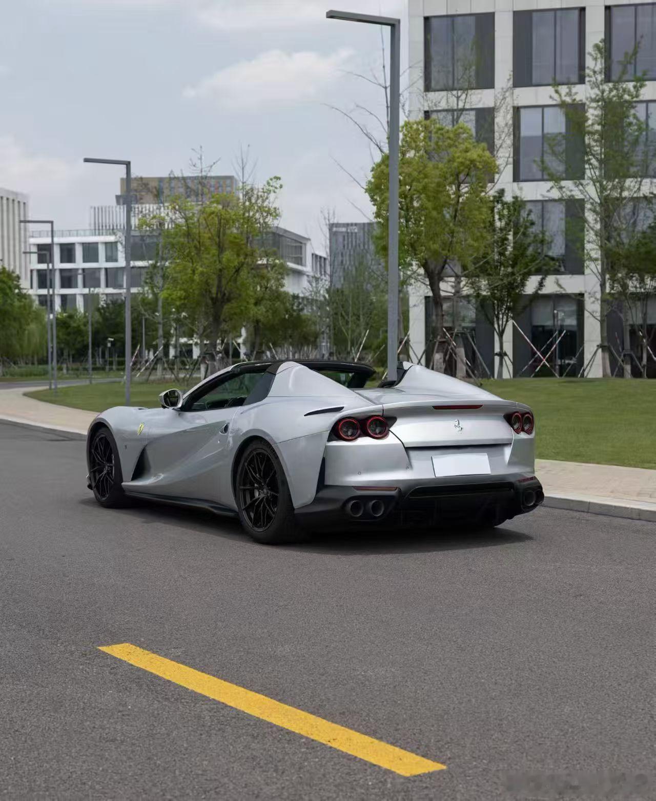 法拉利812GTS，超稀有配置、配色，带Novitec排气 