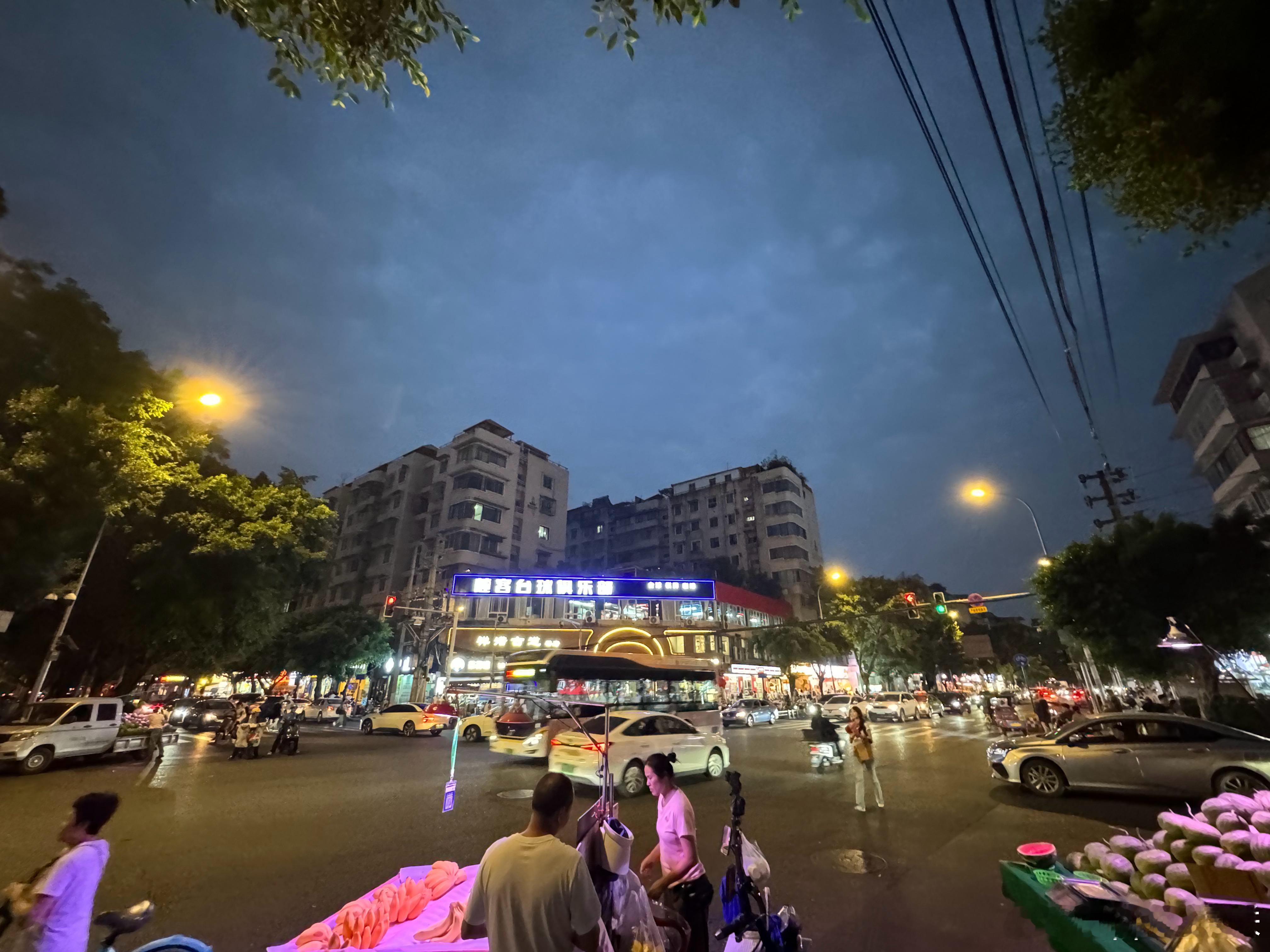 今天玉林怎么这么多人。  ​​​
