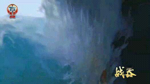 东部战区发布的05式两栖突击车高清画面太震撼了！这可是实打实的抢滩利器。它速度超