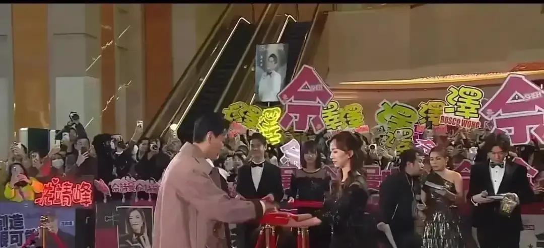 红毯堵到走不动，只因她来了
 
佘诗曼一现身，红毯秒变早高峰。粉丝凌晨四点排队，