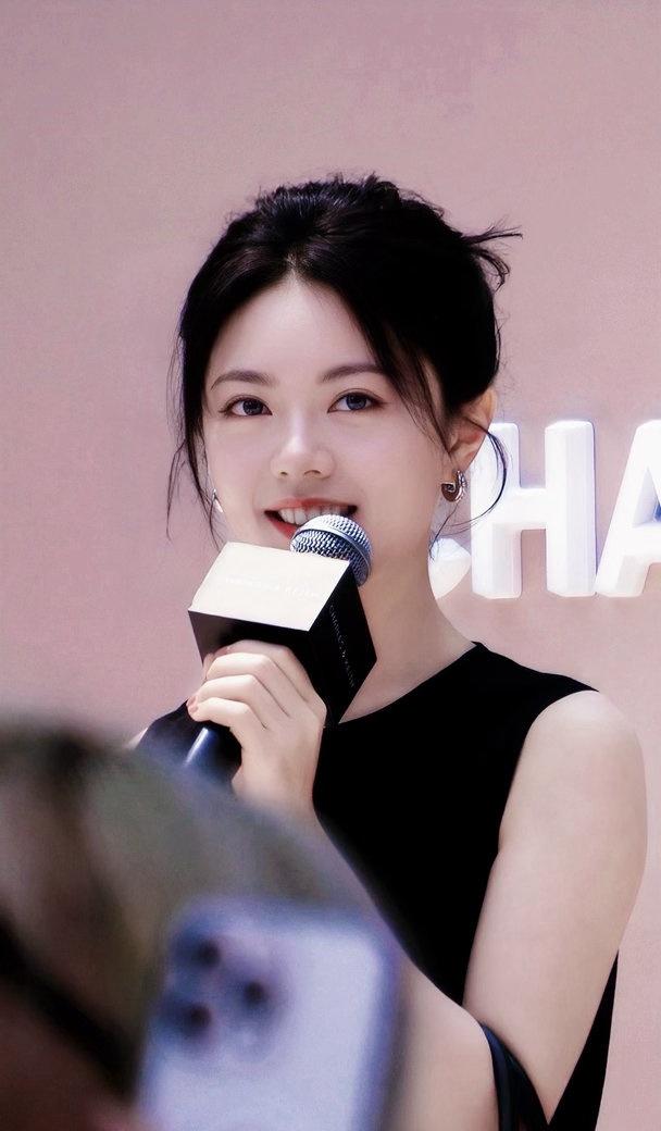 着迷吧[爱慕]高马尾俏皮灵动，笑得好明媚哦[开学季] ​​​