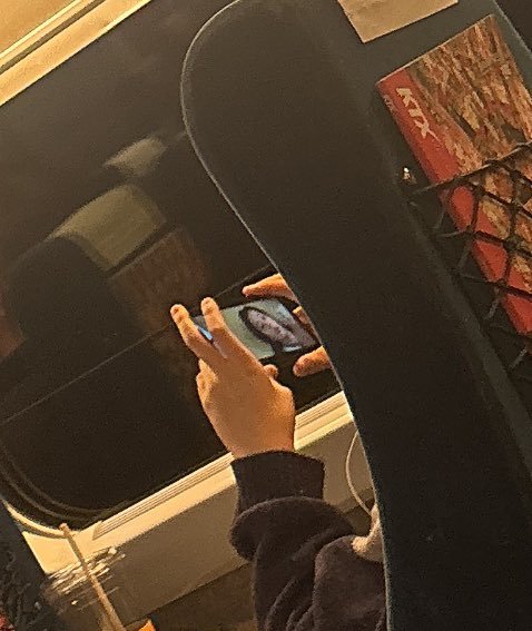 韩网友分享：坐火车时在看《月刊男友》，一抬头发现对面座位那人也在看，哈哈哈哈人气