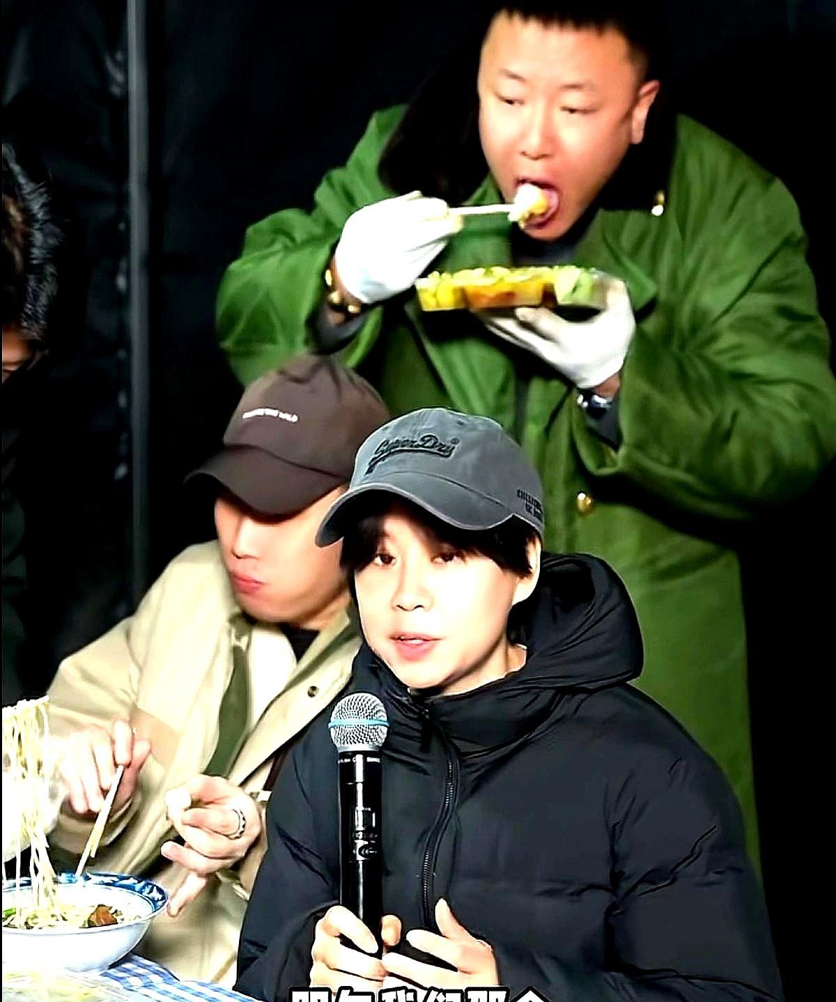 一盆清水面，几根拍黄瓜，两口子对着镜头唏哩呼噜，连蒜都没剥。网友一看，乐了：原来