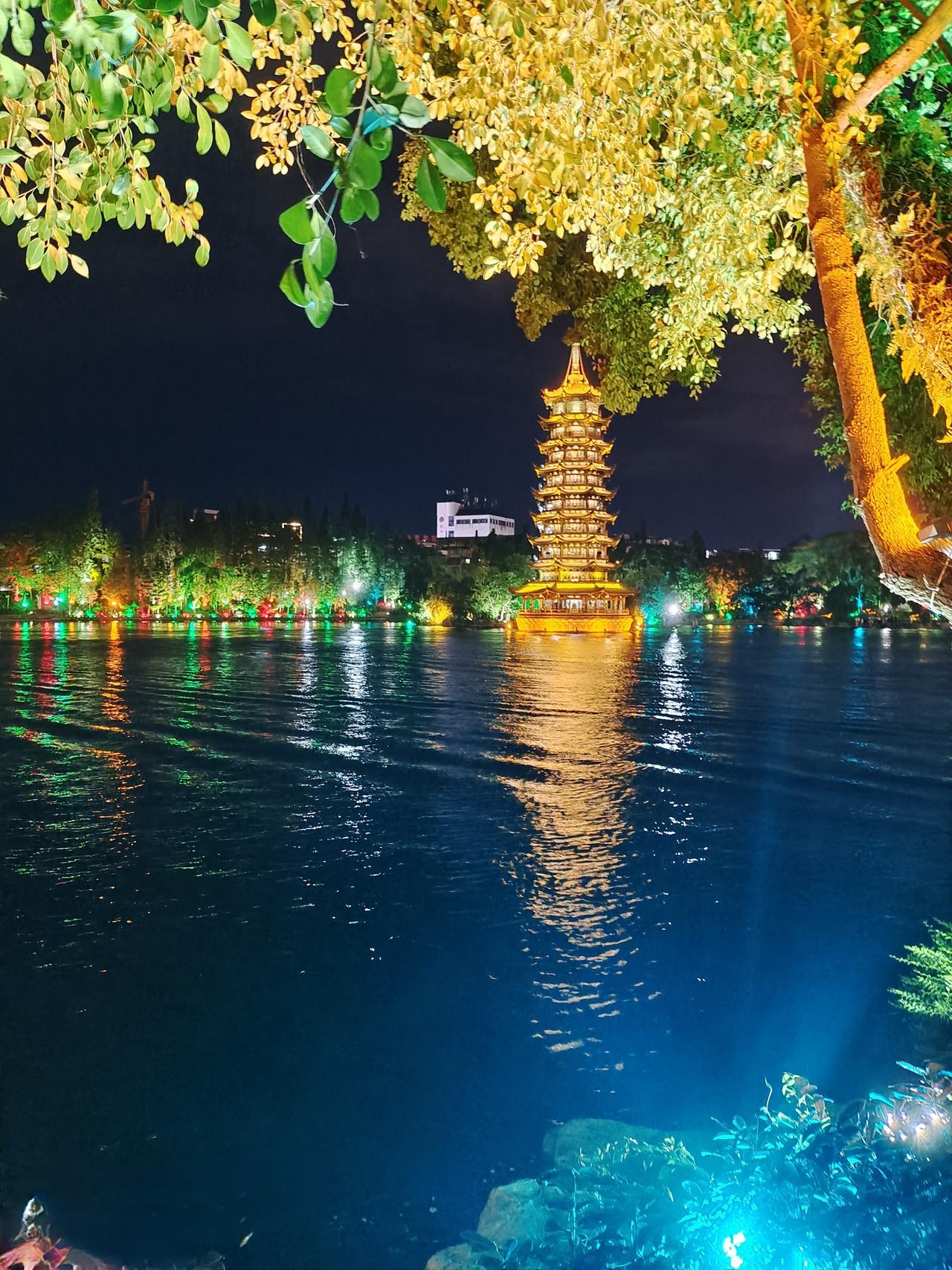 🌙 桂林杉湖夜记：我的日月同辉
 
第一次来桂林杉湖，便被这夜色撞了个满怀。坐