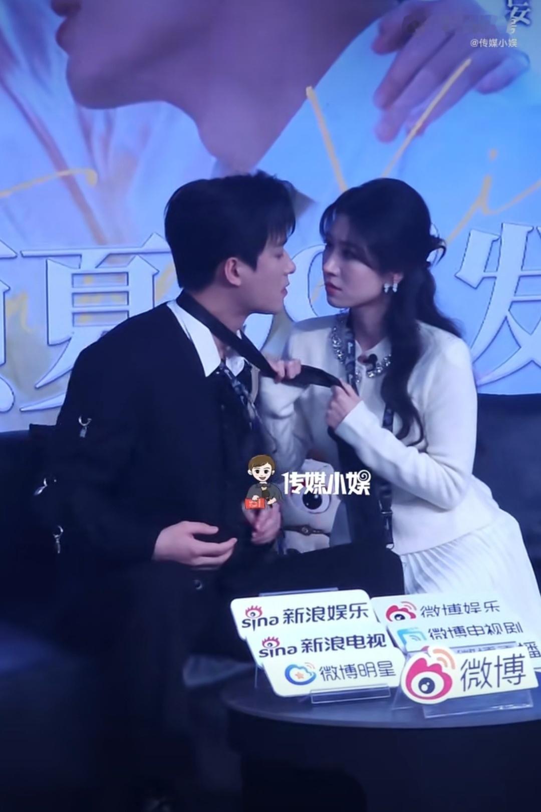 王格格王皓祯没让你们真亲啊 他追她逃，她插翅难飞！拽着领带薅过来亲亲一比一很还原