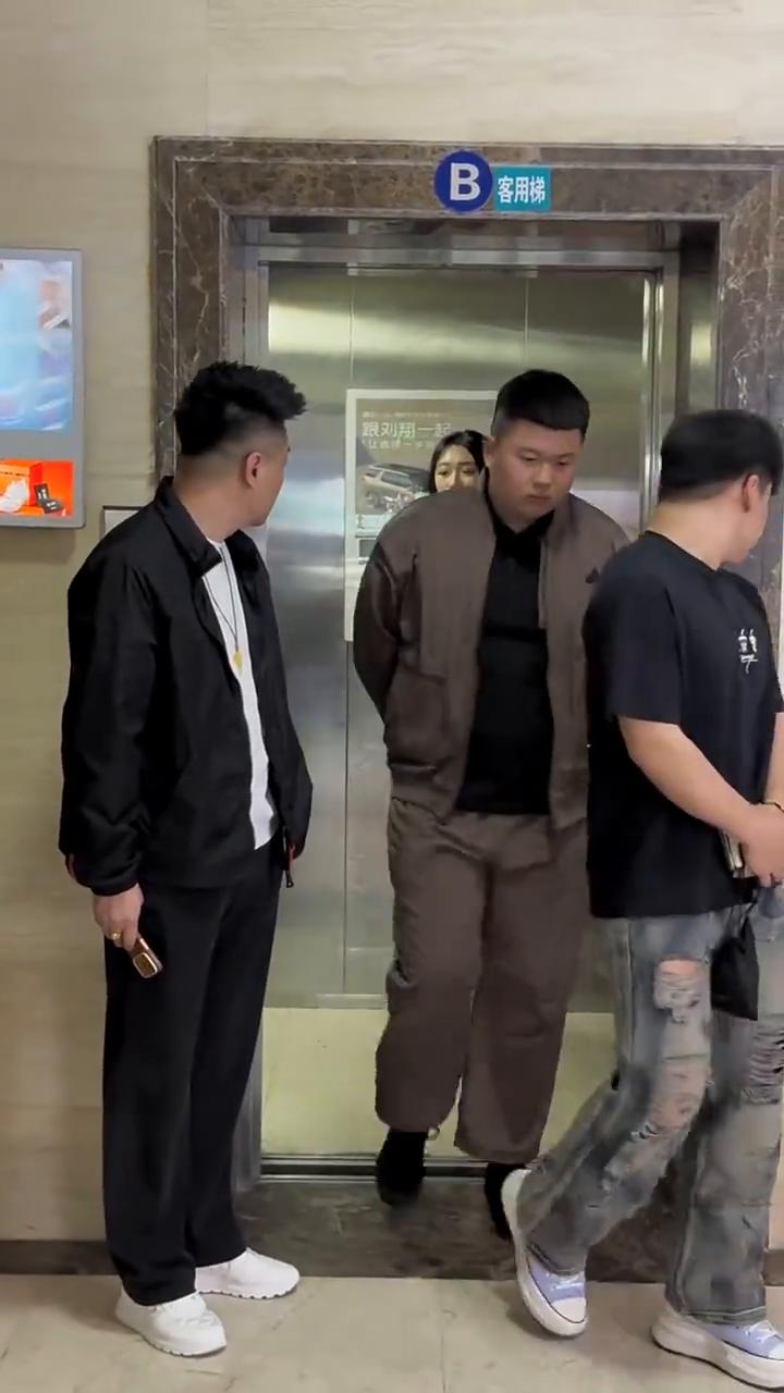 老妹儿真白，这么多人呢。