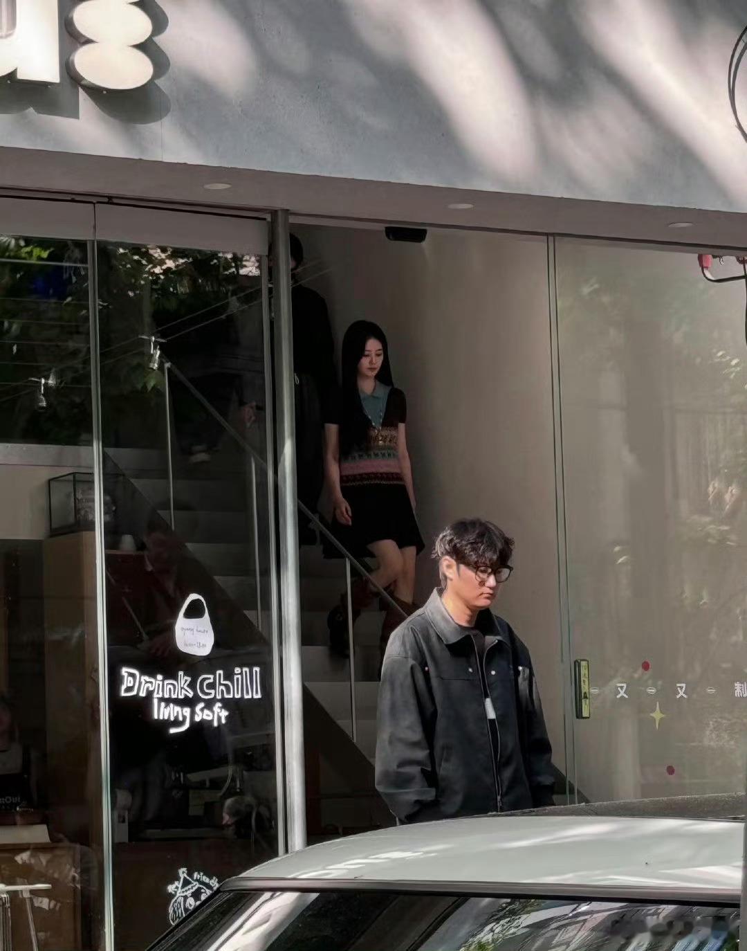 白鹿周翊然同拍MV路透白鹿周翊然拍MV路人视角路人视角实锤！白鹿周翊然同拍MV，