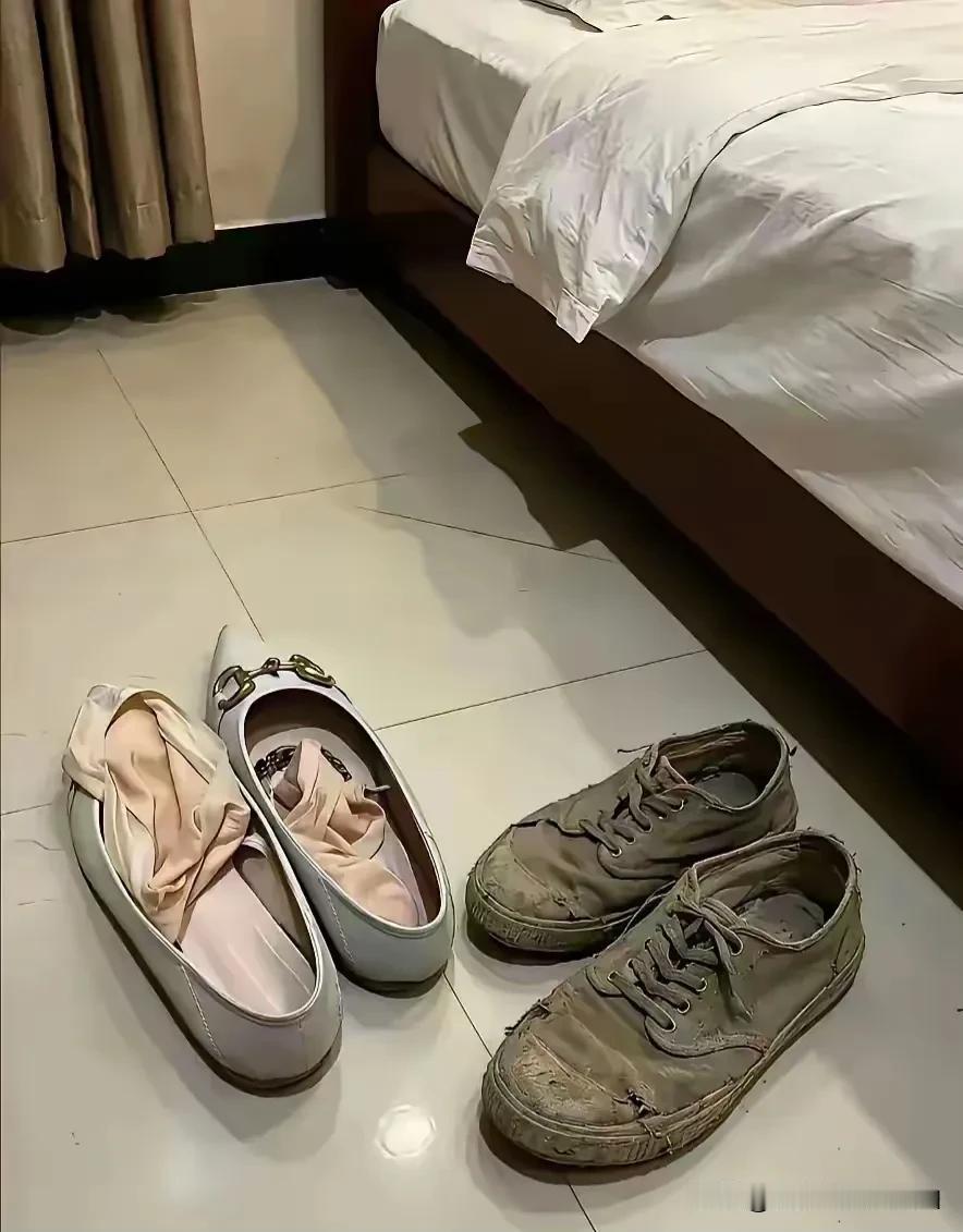 有点好奇：在什么样的情况下，能把这两双鞋凑合在一起呢？太不“般配”了。