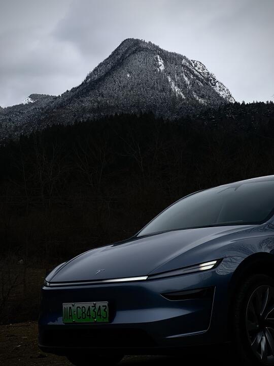 帅！这应该是第一辆开到川西的特斯拉焕新Y！