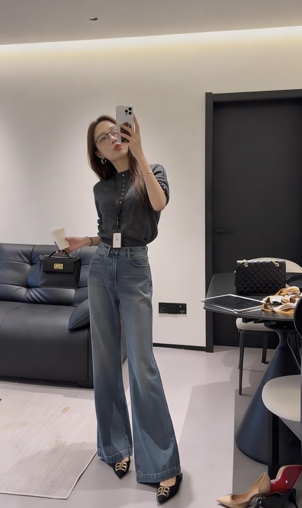 正常穿搭推荐，无不良引导。
今日穿搭推荐的是简约干练风，整体以深灰与牛仔蓝为主色