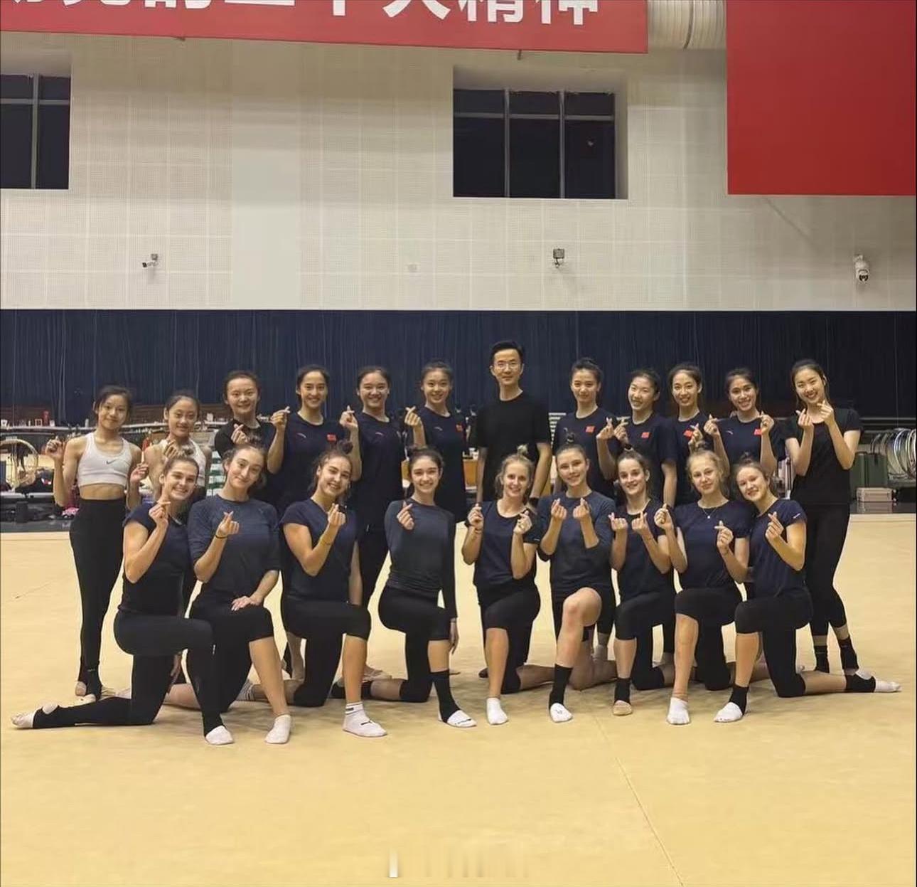 德国队和中国队在北京的合照两张