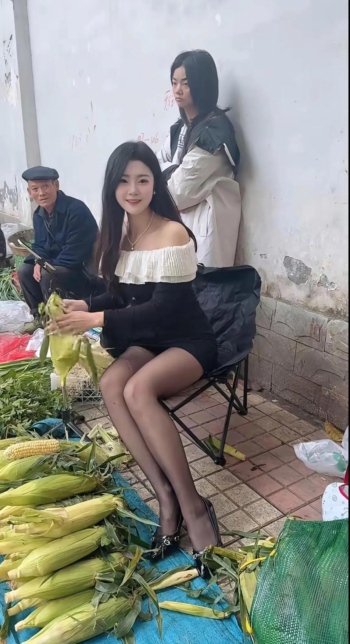 大爷光搁这看美女直播，菜摊子都顾不上管了，一分钱没卖还傻乐呵！