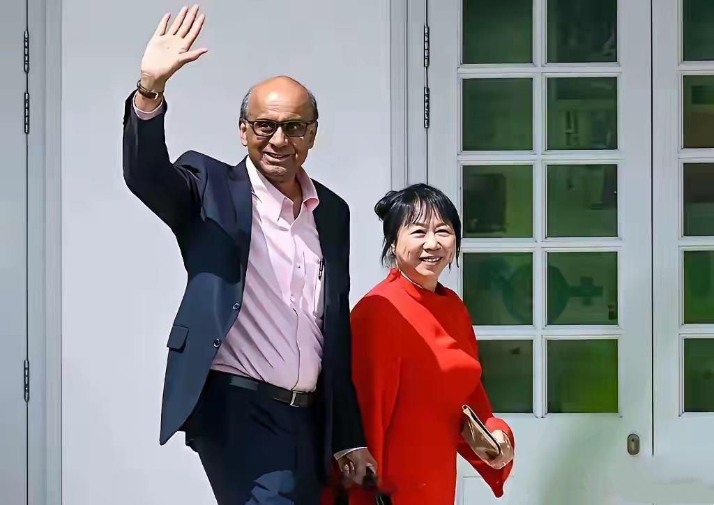 难怪，难怪！新加坡的总统尚达曼是印度裔，第一夫人是日本裔。所以没华人什么事。