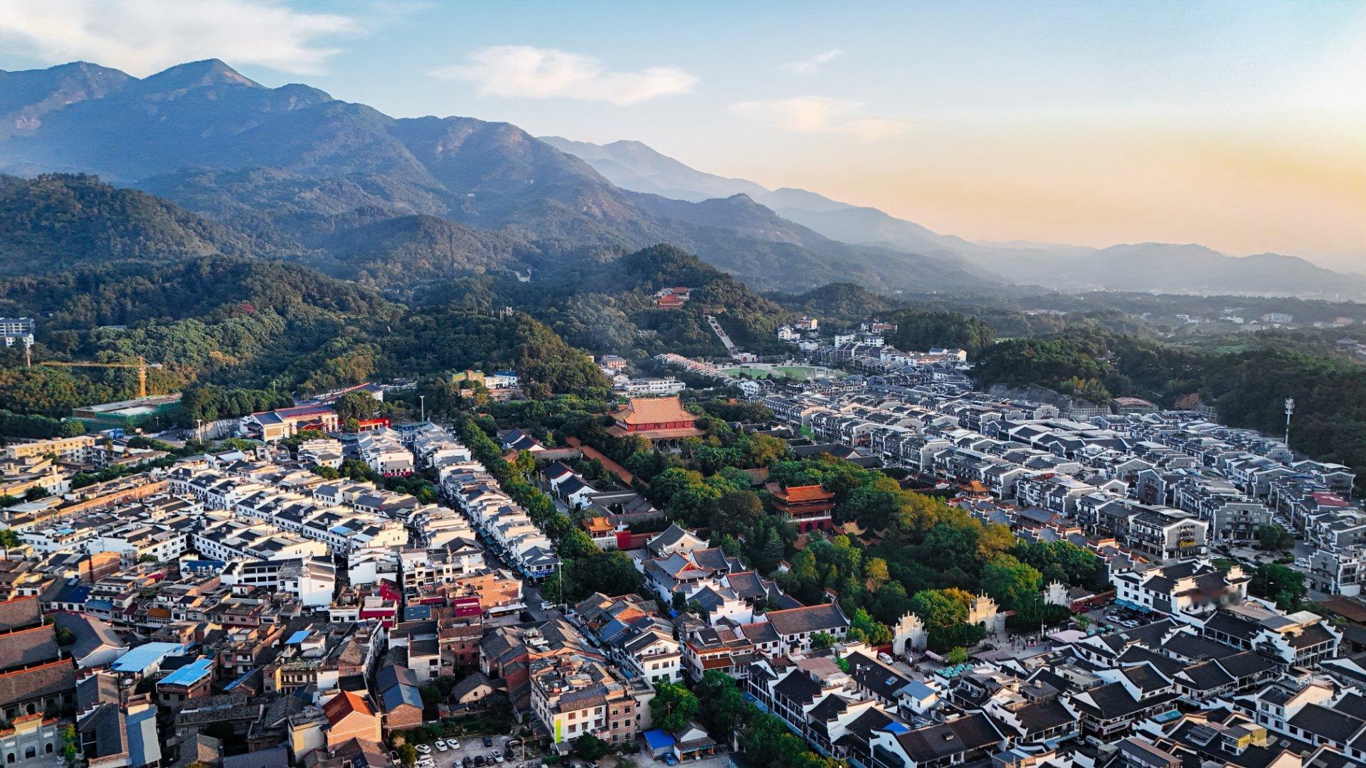 今儿爬南岳衡山，到底是走曾国藩古道还是梵音古道+景区车组合已经纠结好几天了，现在