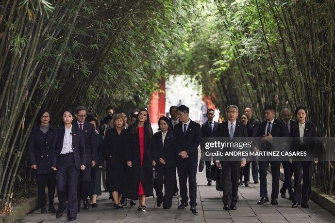 11月11日，西班牙王后在成都出席活动，身边女保镖气质好在线啊！
今天上午，西班