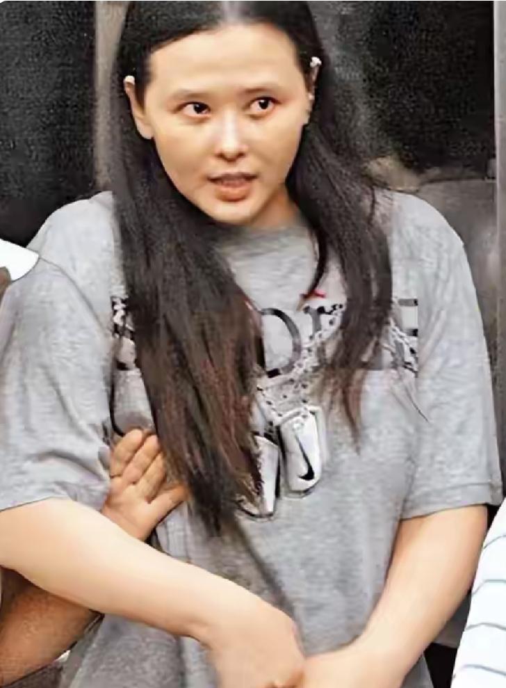 2012年7月，媒体抓拍到台湾女星萧淑慎刚出狱时的情景。
时年36岁的萧淑慎，身