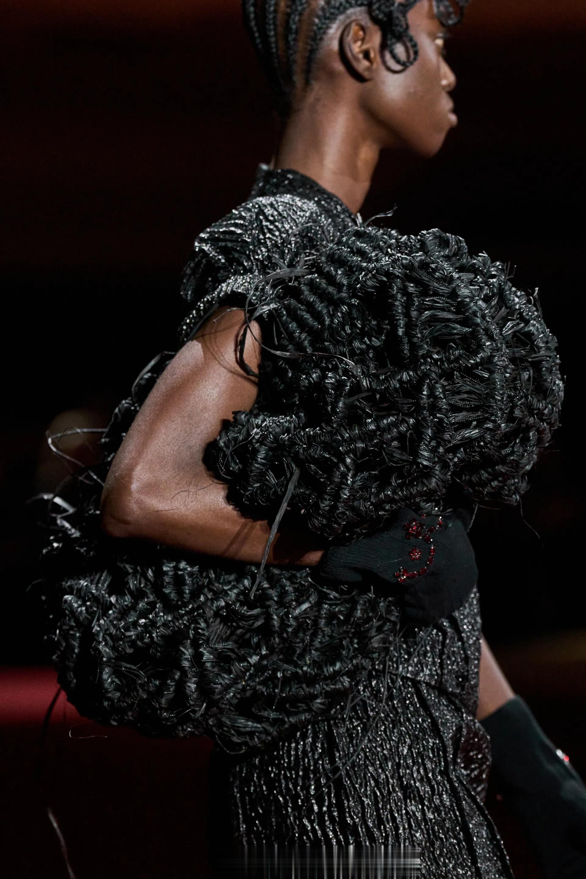 Simone Rocha 2023秋冬系列里的包袋👜 除了标志性充满少女心的珍
