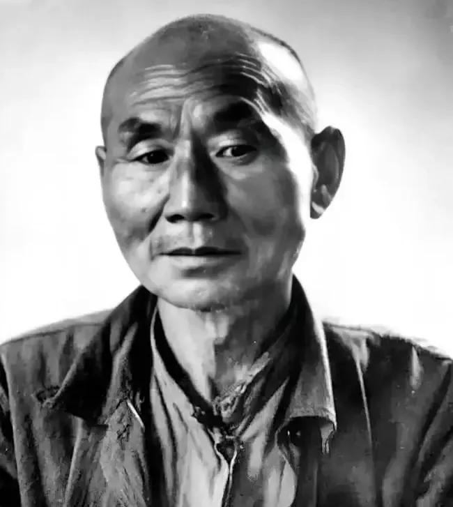 1937年，南京，一个院子里跪着十几名中国人，两个日军正在挨个砍头。突然，一个少