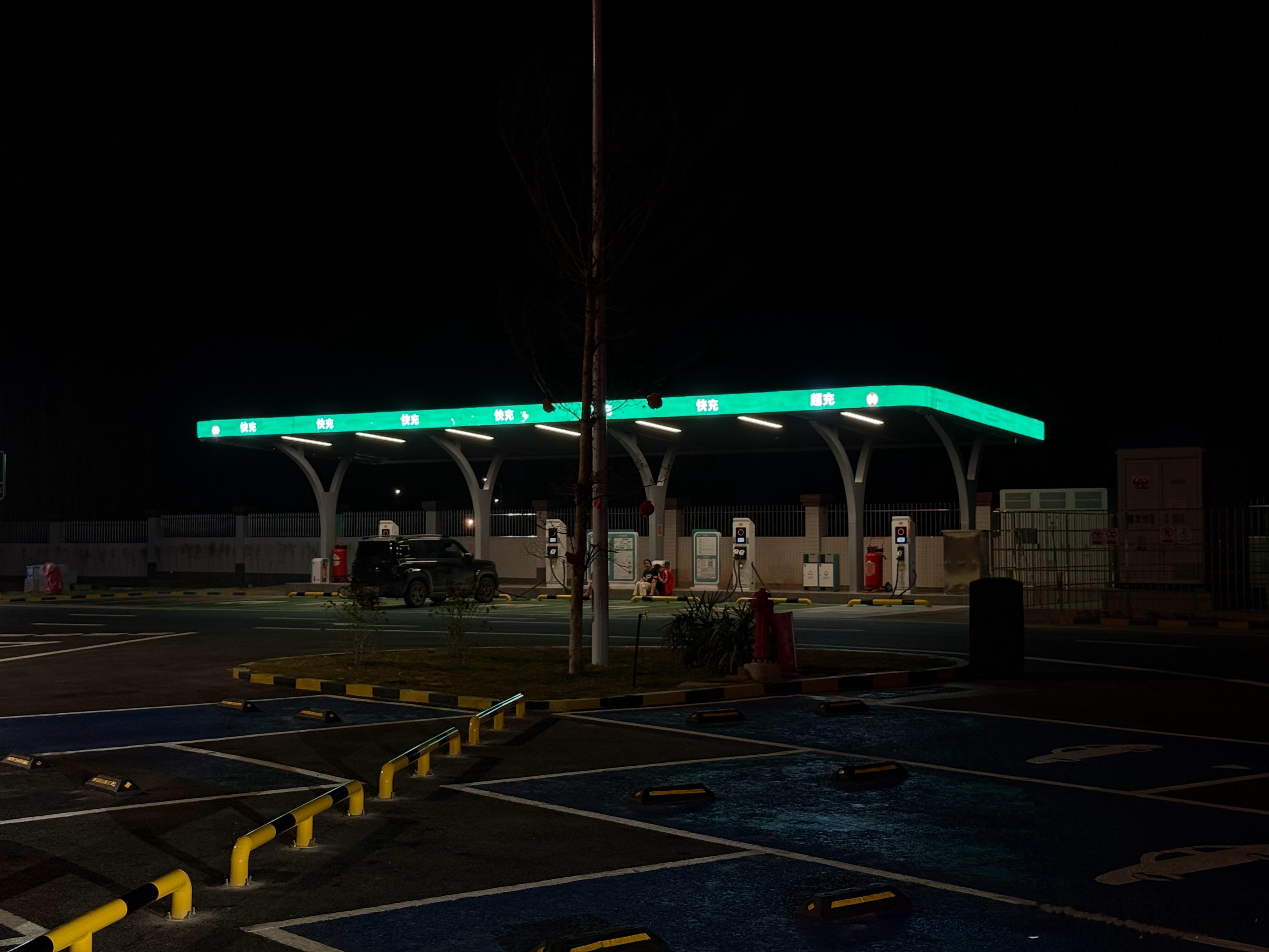 广东高速的服务区充电站都做得很好，超充、快充都很清晰！广东旅行