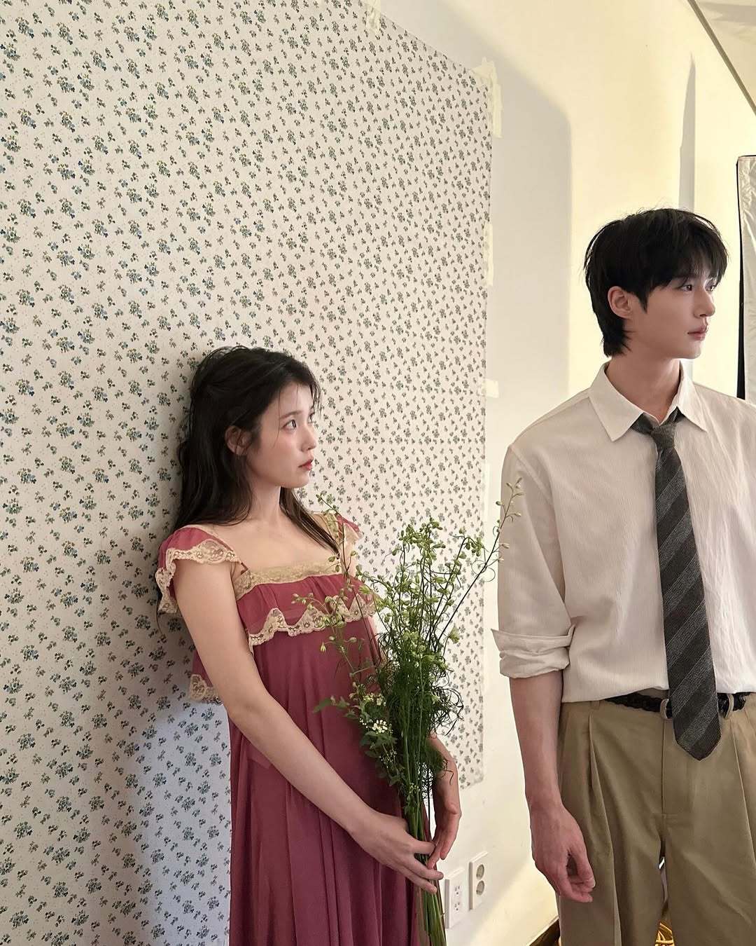 IU李知恩 × ELLE Korea 四月刊花絮照 📸21世纪大君夫人