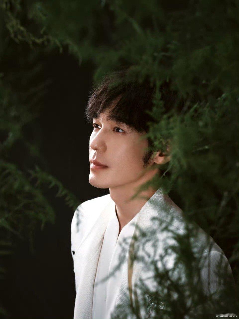 白宇白西装届最严厉的父亲 这大概就是“穿衣显贵”的最佳诠释。白宇身着白西装，身姿