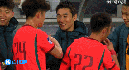 邵佳一开了个好头！被看衰的颜骏凌罕见的送出了一记精彩的长传，准确落在张玉宁的头上