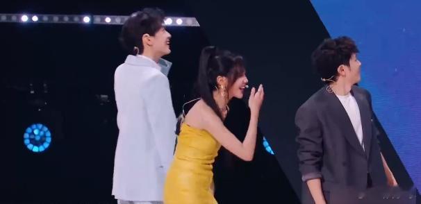 #郭俊辰脸真的只有巴掌大#好想rua一下郭俊辰的脸！这张脸只有巴掌大，而且还有着