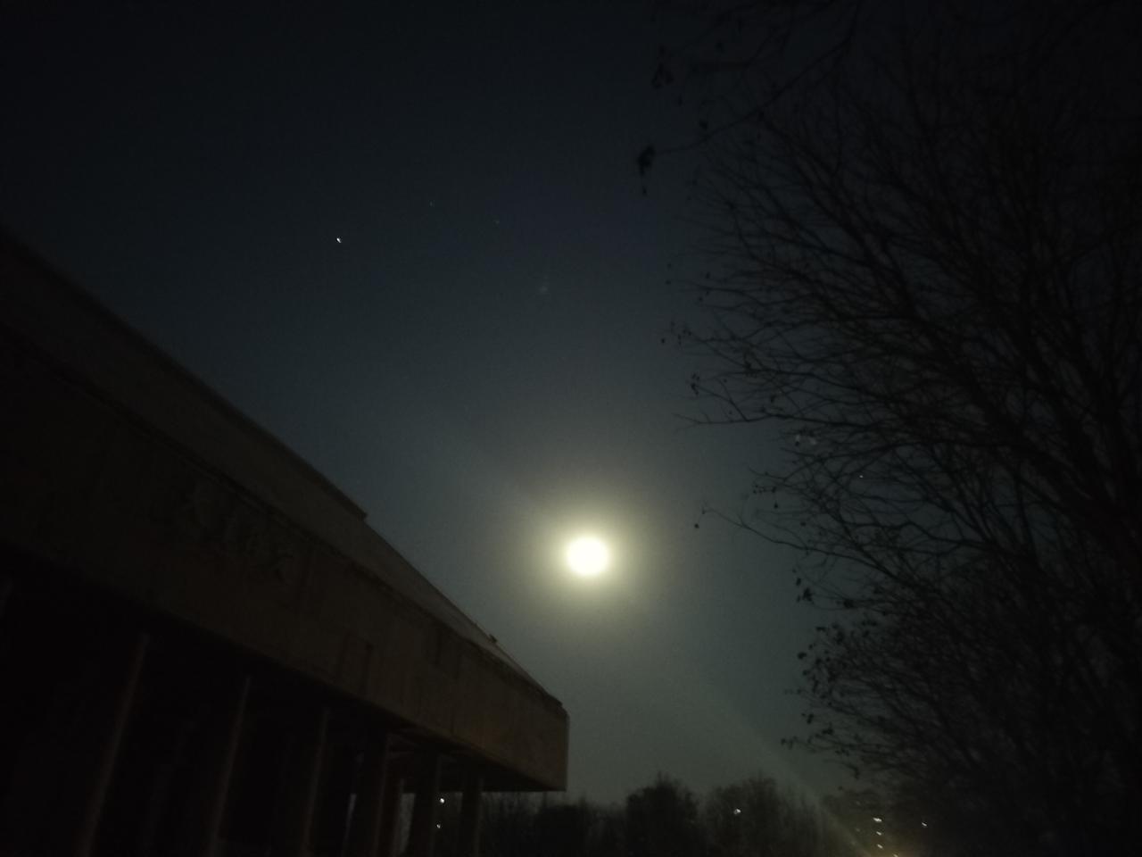 大保定早晨月光明媚