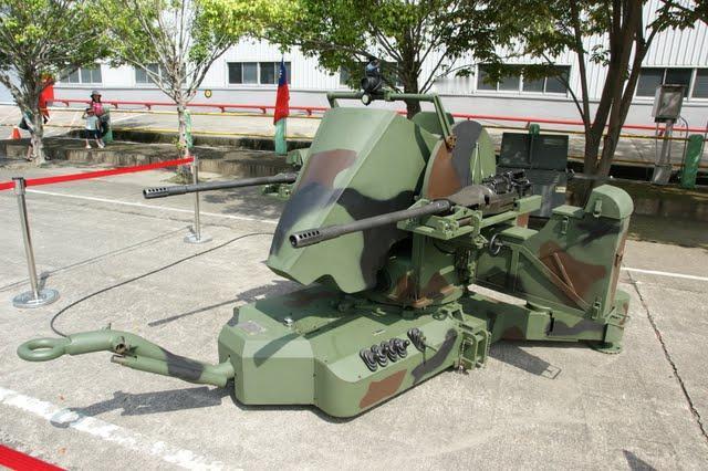 伪台陆军的经典装备---T82式20毫米双联装机炮，可平射也可对空打击地空目标，