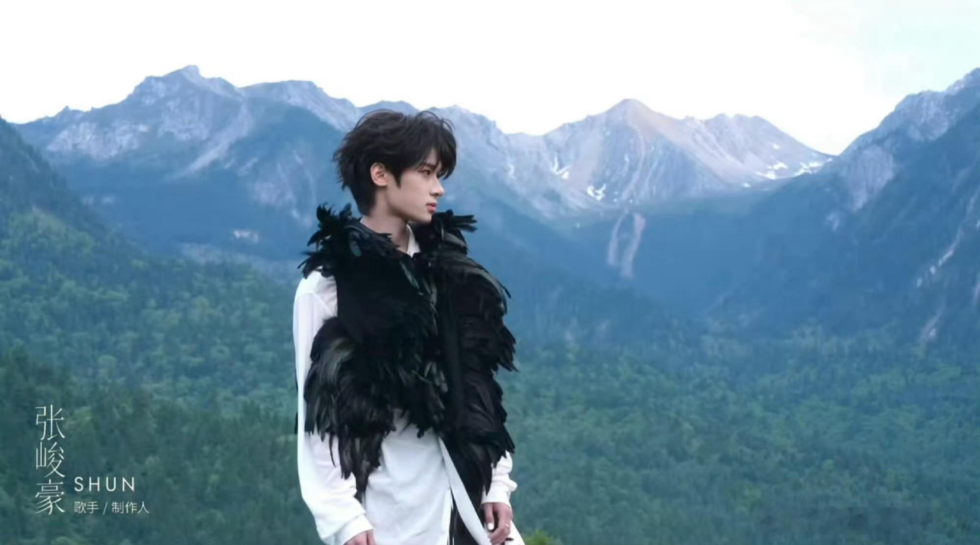 张峻豪   今天的张峻豪红毯，Vogue认证：歌手、制作人 
