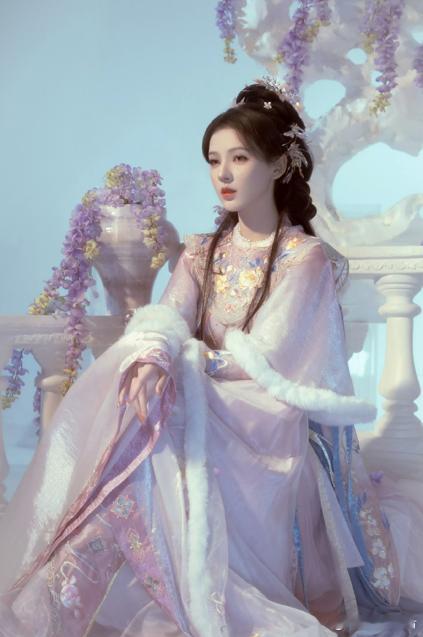 张予曦 蜘蛛精卖袜子张予曦的蜘蛛精造型美得不可思议，她精致的妆容和细腻的服饰搭配