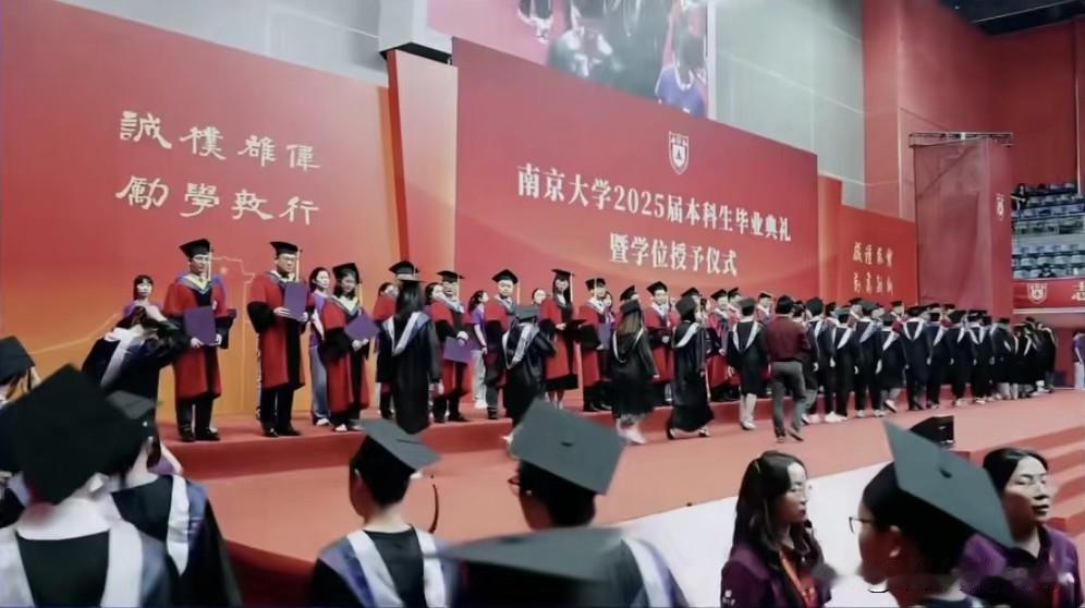 这样的大学才是咱们的希望，南京大学直接硬刚全球排名
 
那些全球大学排名，看着挺