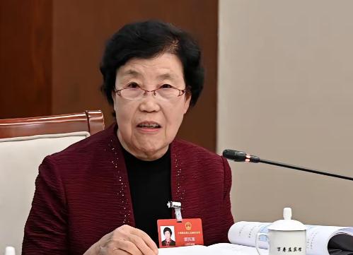 当年因“整顿”大寨，郭凤莲被一纸调令调离。直到1991年11月15日，她才再次以