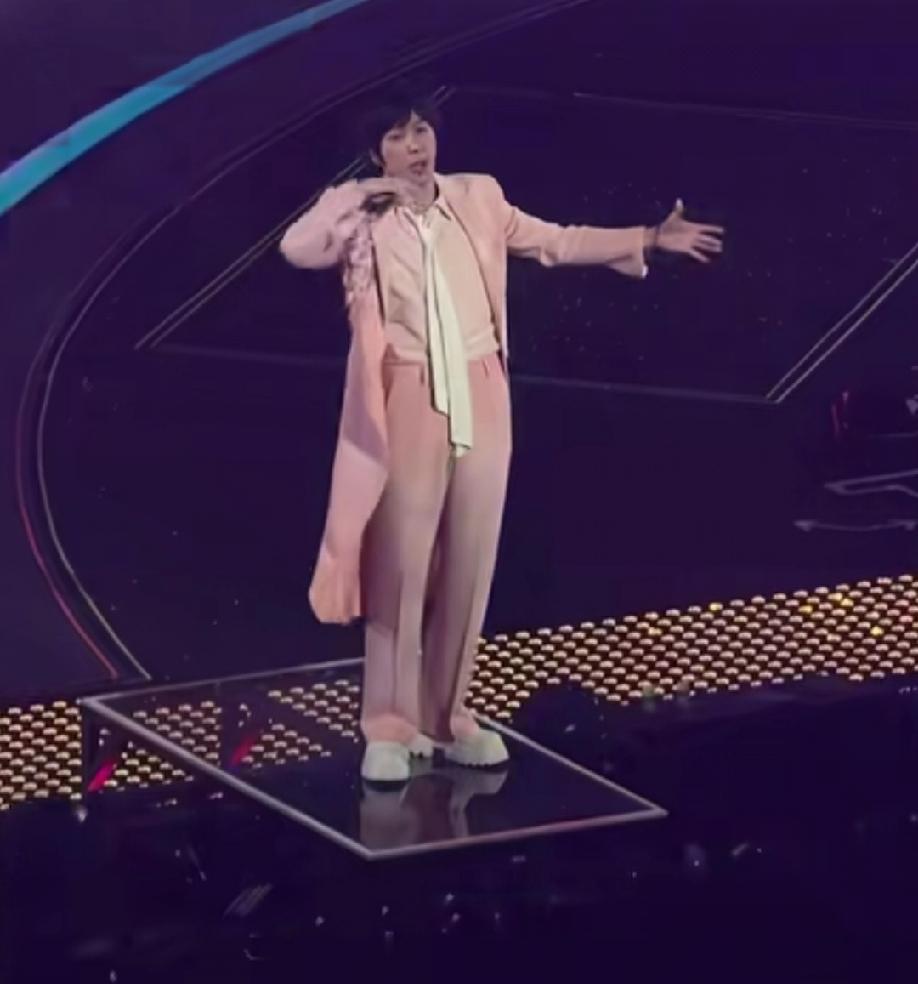 12月22日，阿信在演唱会上，不小心踩空，直接从舞台上摔了下去，吓的舞台旁的粉丝