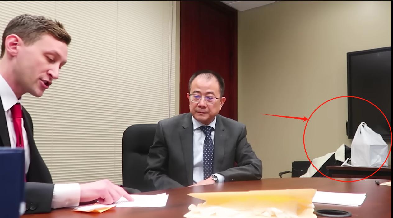 两次都是塑料袋？
认真的吗？
上次的国礼瓷，就是一个塑料袋套着，让埃尔文以为是一
