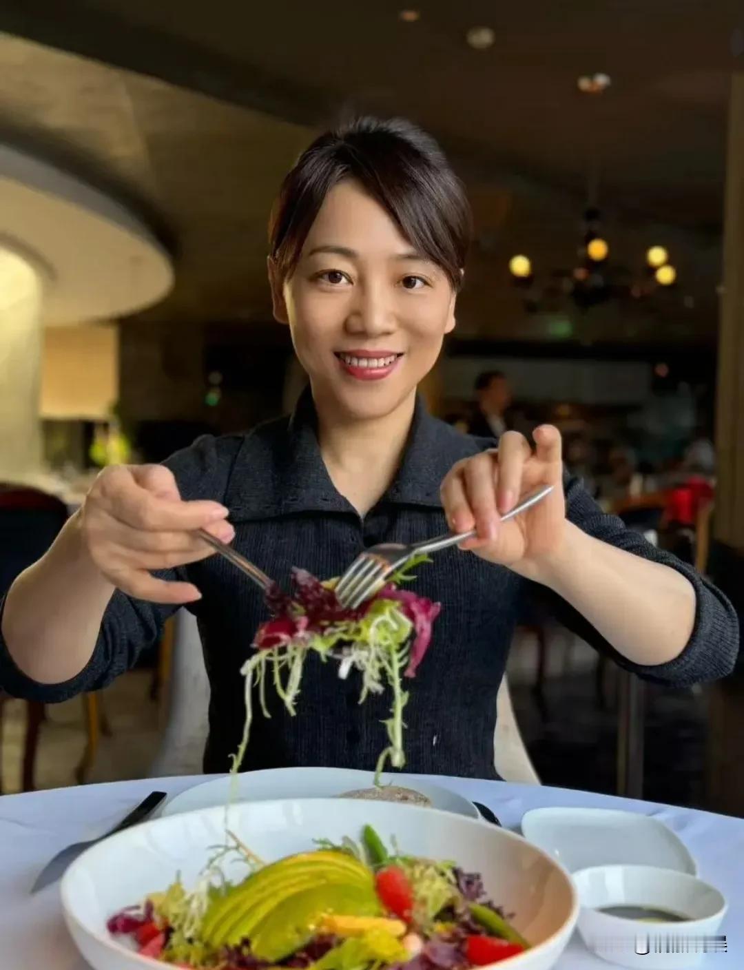 央视主持人劳春燕，晒新的一年，好好吃好好练，单独过节的照片。
53岁的她，扎着低