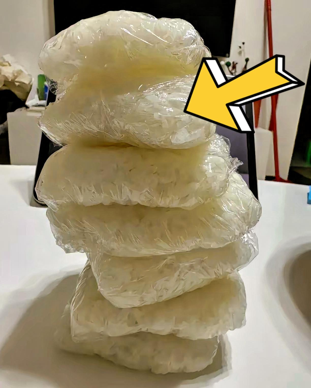 婆婆有个习惯，常多蒸一锅米饭，吃不完就装进保鲜袋压扁，塞进冰箱冷冻。老公也照做，