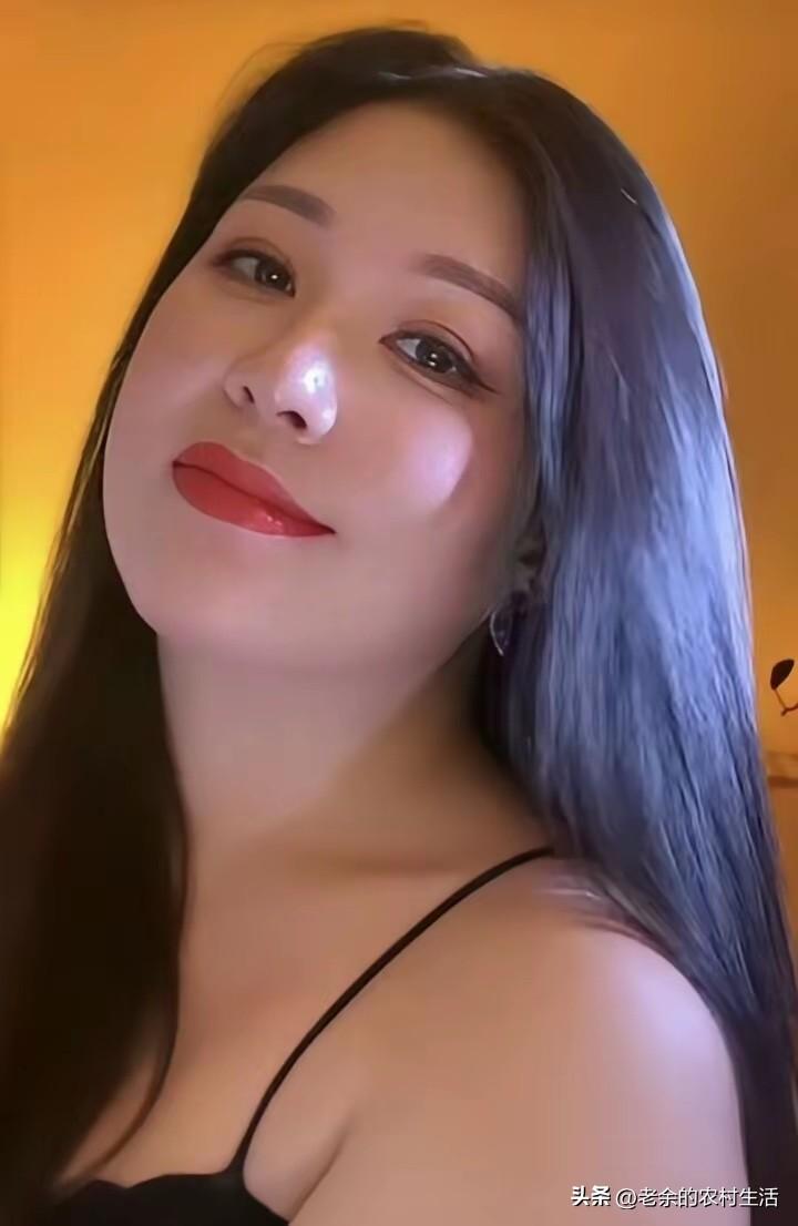 有意的捏了一把女人的屁股
她装着没反应
请问说明什么？

我们街上有一个女的
比