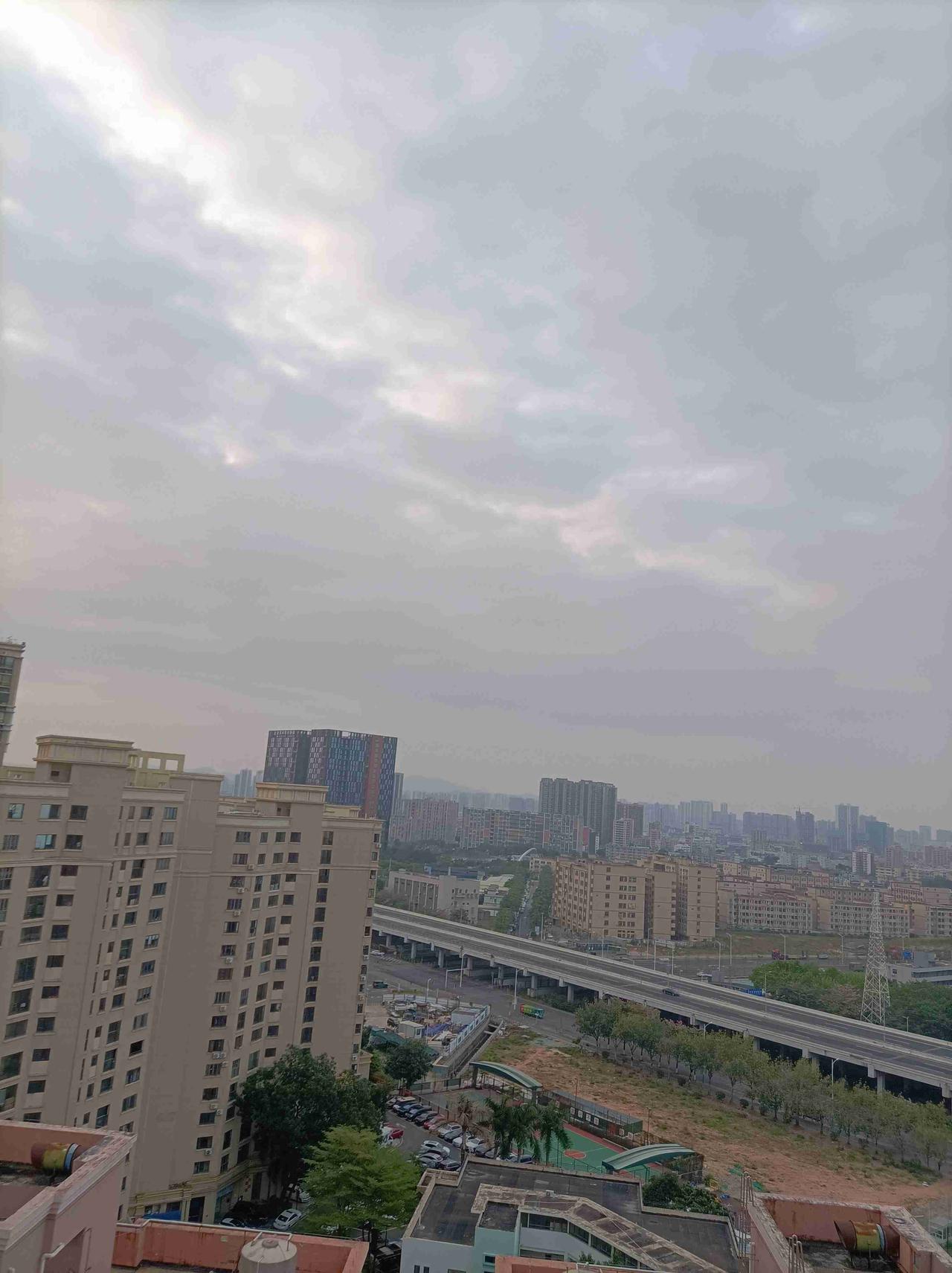我的今日状态：😁轻松愉快
我这里的天气：☀️晴天:深圳今日晴转多云，气温20度