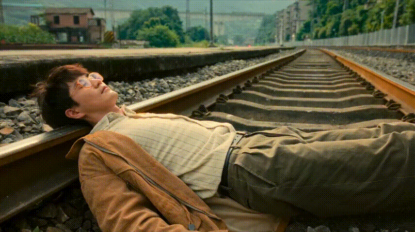 唐嫣曲梦美救英雄真的狠狠戳中我！曲梦不是只会喊救命的傻白甜，她深知正义需要策略，