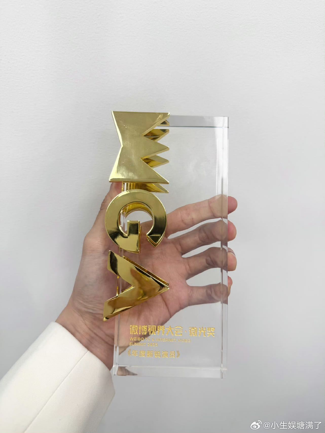 刘宇宁王以纶候场热聊 无滤镜的友情最动人！没有刻意营业，只有自然流露的熟络，这波