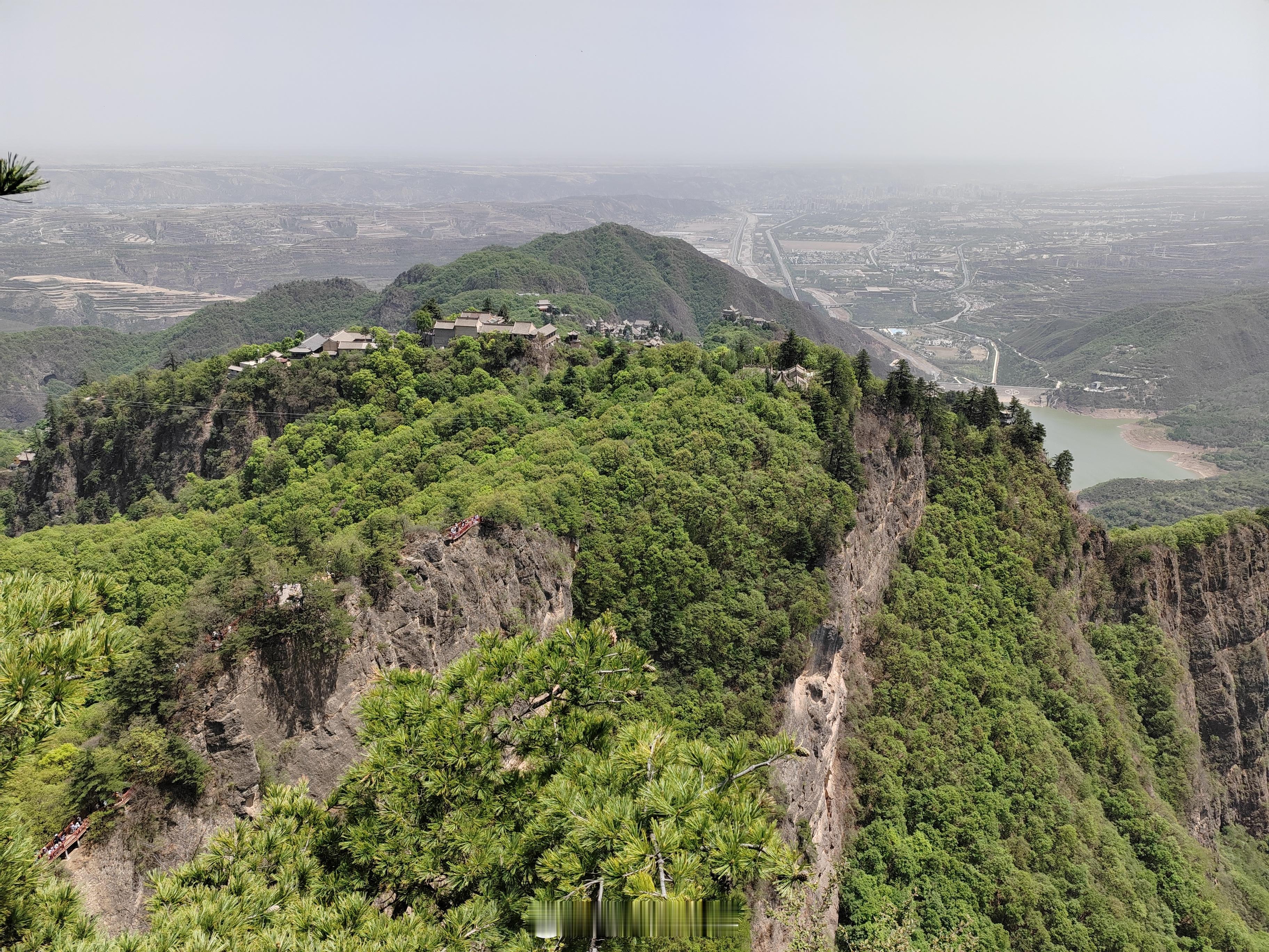 世界赠予我的 崆峒山既富北方山势之雄伟，又兼南方景色之秀丽。凝重典雅的八台九宫十