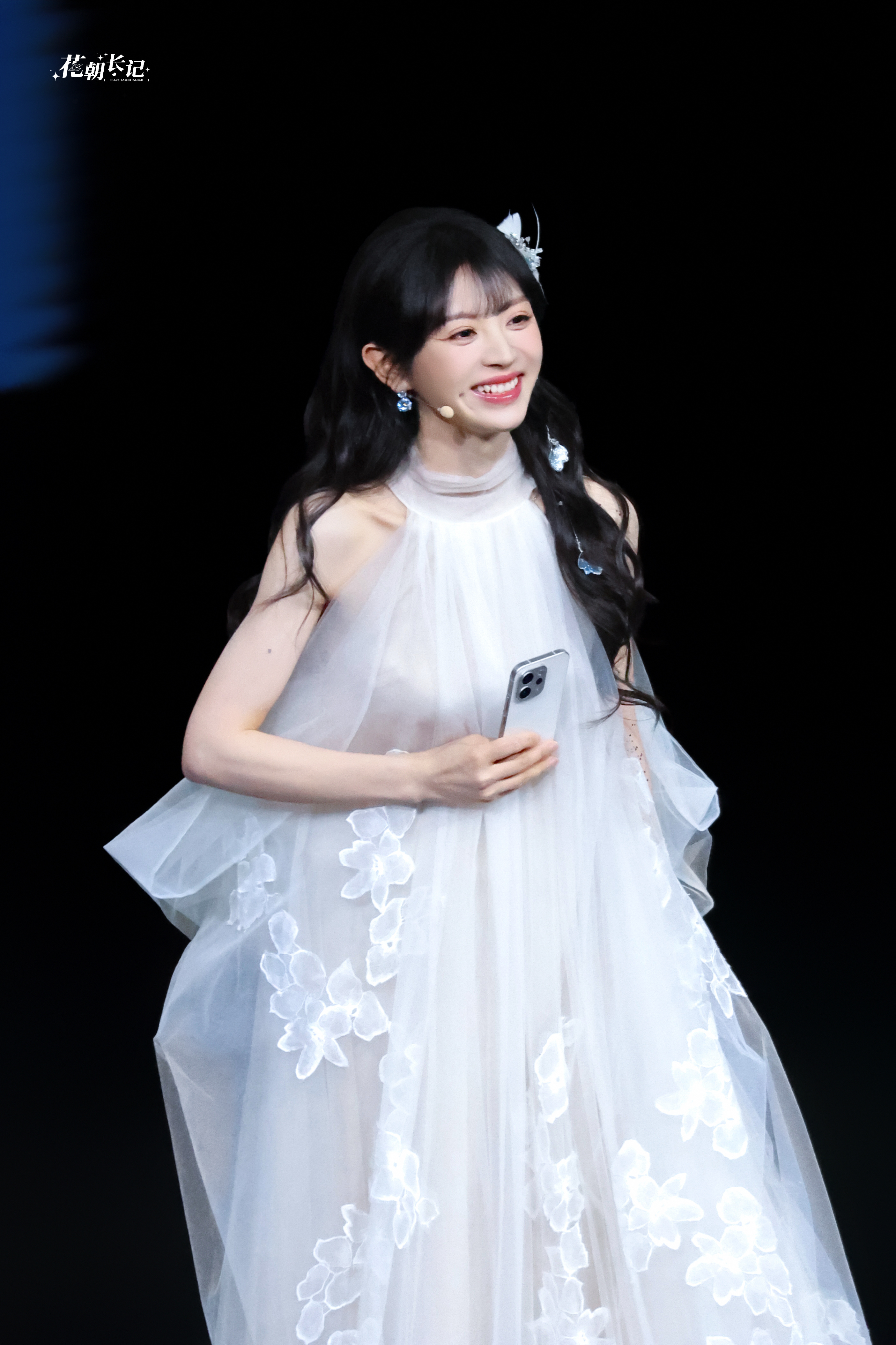 田曦薇 嫩得能掐出水的脸蛋，偏偏一双眼勾魂夺魄，谁看了不迷糊。 