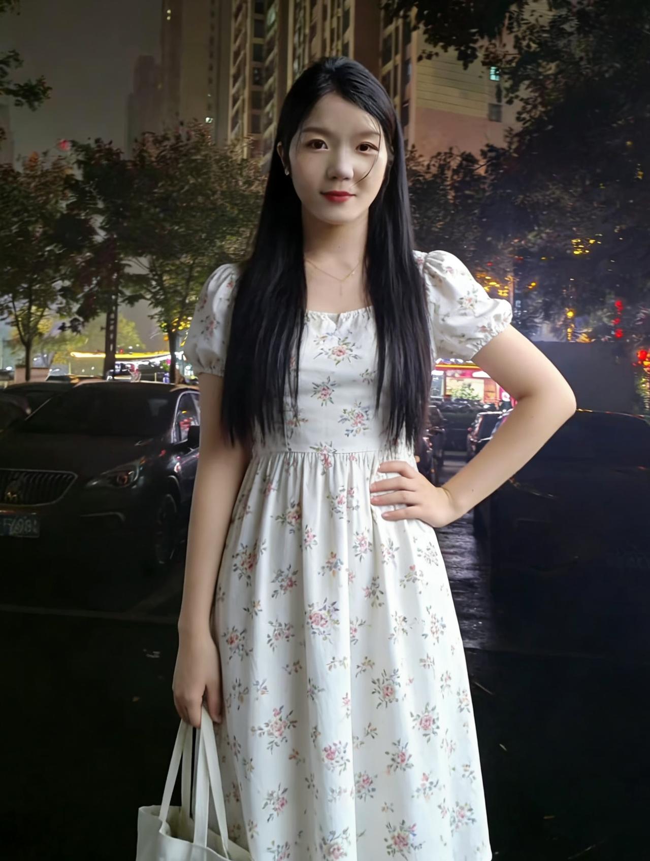 夜色笼长街，裙花淡淡开。
晚风拂鬓过，月色落襟怀。