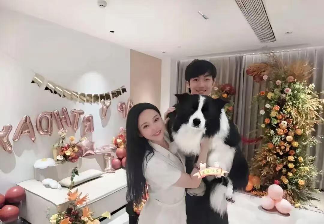 金莎和孙丞潇的婚房好接地气呀！
24岁的孙丞潇在冰岛钻石沙滩向43岁的金莎求婚成