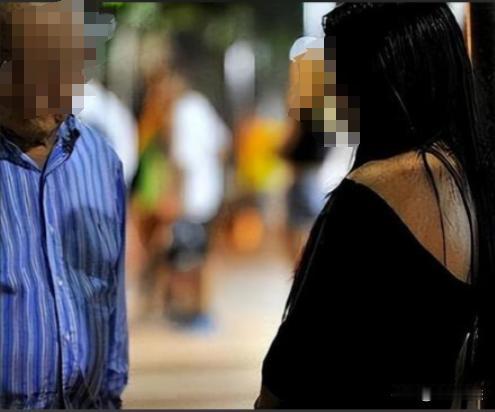 湖北，老汉在网上约了个女网友，双方协商支付500元，约好了去酒店开个房。两个人线